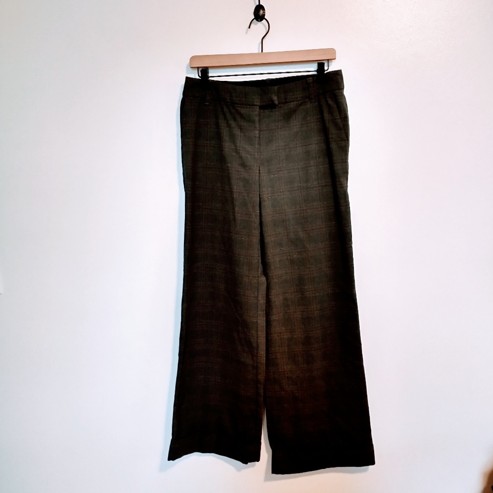 Liz Clairborne Audra dress pants grey with flared legs size 8. Has pockets